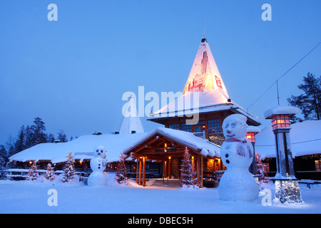 Santa Claus Village in Rovaniemi, Lappland, Finnland - Winterwunderland mit Weihnachtsdekoration und schneebedeckter Landschaft Stockfoto