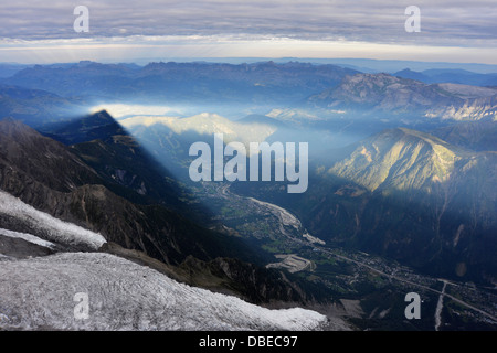 Europa, Frankreich, Französische Alpen, Haute-Savoie, Chamonix, Blick auf das Tal von Chamonix aus Aiguille du Midi und Schatten des Berges Stockfoto