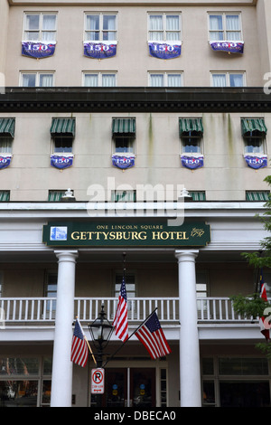 Amerikanische Flaggen und Banner zum 150. Jahrestag der Bürgerkrieg Schlacht feiern an Fassade des Gettysburg Hotel, Gettysburg, USA Stockfoto