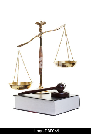 Goldene Waage der Gerechtigkeit, Hammer und Gesetz Buch auf weißem Hintergrund Stockfoto