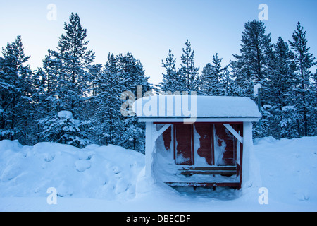 Gefrorene Bushaltestelle in Hetta, Enontekio, Finnland. Stockfoto