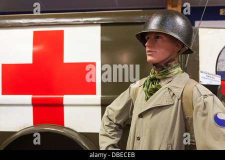 Frankreich, Normandie, St-Laurent Sur Mer, Musee Memorial De Omaha Beach, uns Krankenwagen mit Abbildung der Medic. Stockfoto