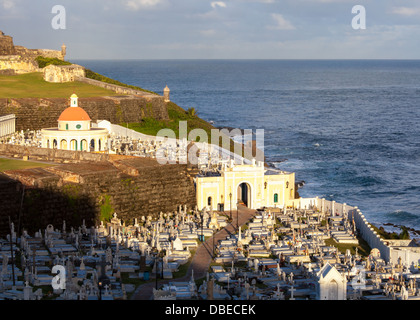 Blick auf die Santa Maria Magdalena de Pazzis Friedhof, San Juan, Puerto Rico. Stockfoto