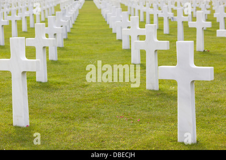 Frankreich, Normandie, Colleville-Sur-Mer, Normandie amerikanischen Friedhof und Denkmal, Kreuze markieren die Gräber der gefallenen US-Soldaten. Stockfoto