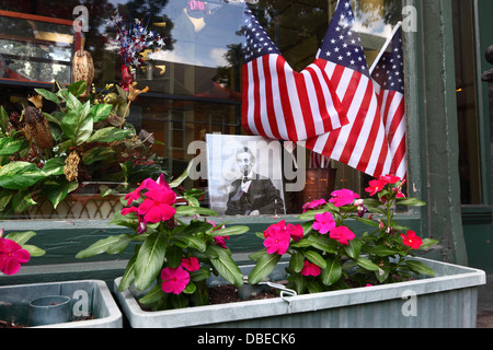 Abraham Lincoln Foto- und amerikanische Flaggen im Schaufenster, Gettysburg, Pennsylvania, Vereinigte Staaten von Amerika Stockfoto