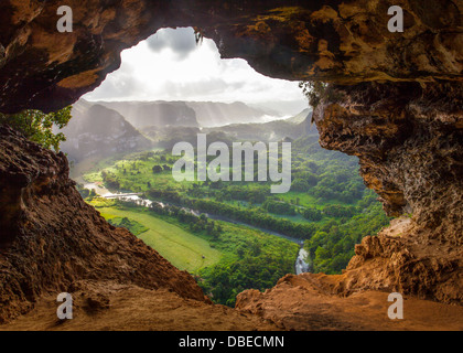 Blick von innen die Cueva Ventana (Fenster Höhle) in der Nähe von Arecibo, Puerto Rico Stockfoto
