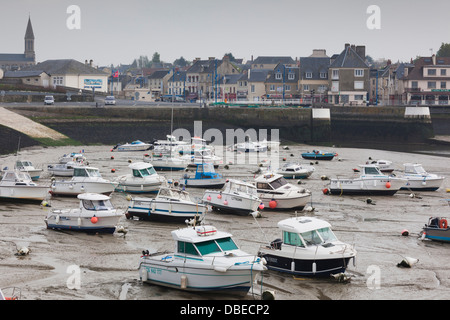 Frankreich, Normandie, d-Day Strände Gegend, Port En Bessin, erhöhten Blick auf Boote bei Ebbe. Stockfoto