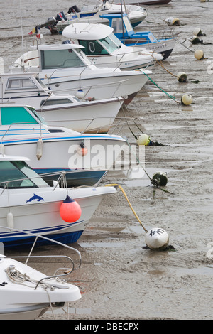 Frankreich, Normandie, d-Day Strände Gegend, Port En Bessin, erhöhten Blick auf Boote bei Ebbe. Stockfoto