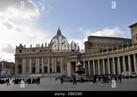 Str. Peters Basilica mit Berninis Kolonnaden und Maderno Brunnen in Rom. Stockfoto
