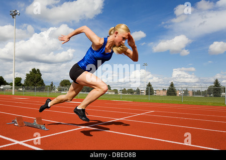 Explodierende aus den Startlöchern Leichtathlet Stockfoto