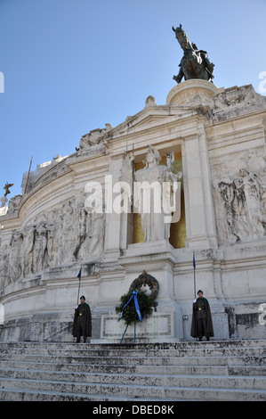 Grab des unbekannten Soldaten, unter der Statue der Göttin Roma, mit der ewigen Flamme auf der rechten Seite. Stockfoto