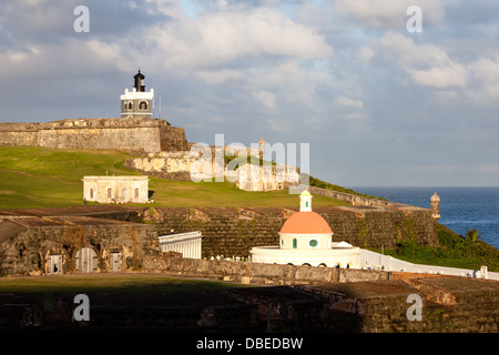 Erste Licht des Tages auf El Morro Fort, Leuchtturm und Friedhof in Old San Juan, Puerto Rico. Stockfoto