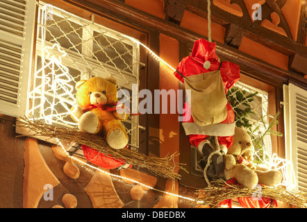 Santa Claus Klettern Weihnachtsdekoration. Colmar. Haut-Rhin. Das Elsass. Frankreich Stockfoto