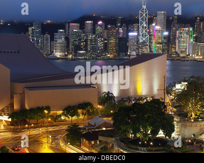 Blick nach unten auf dem Hong Kong Cultural Centre in der Nacht Stockfoto