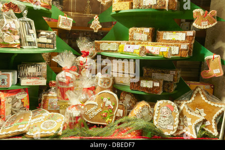 Sortierte Lebkuchen Kuchen bei einem Schaufensterbummel. Colmar. Weinstraße. Haut-Rhin. Das Elsass. Frankreich Stockfoto