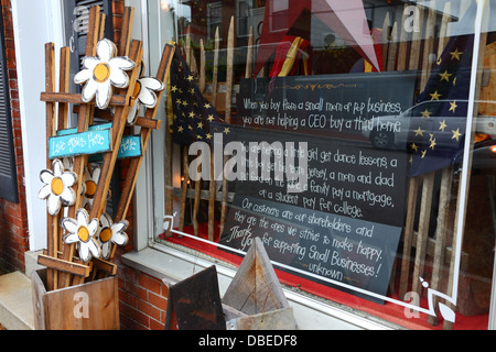 Melden Sie sich bei Schaufenster ermutigen die Menschen kaufen von Kleinunternehmen, anstatt Großunternehmen, Oakland, Maryland, USA Stockfoto