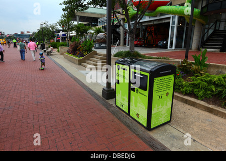 BigBelly solar angetrieben, Müll-Verdichtung und recycling-Behälter, Innenhafen, Baltimore City, Maryland, Vereinigte Staaten von Amerika Stockfoto