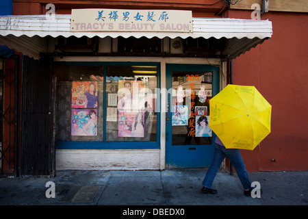 Rekord-Hitze in Chinatown. Frauen benutzen Sonnenschirme für Schatten. Los Angeles, Kalifornien Stockfoto