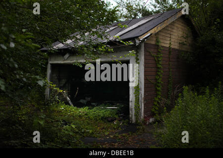 23. Juli 2013 - Cleveland, Ohio, USA - Garage hinter dem Haus an der East 139 Street in East Cleveland waren eines Michael Madison Opfer gefunden wurde. Der Vater der ein 18-j hrige Mädchen, vermisst, auf dem Heimweg von einem Ferienjob Anfang dieses Monats, bezeichnete den schrecklichen Moment, erfuhr er, dass seine Tochter ermordet worden war. Van Terry und seine Familie hatten übergeben worden, Flieger zu versuchen, Shirellda Helen Terry, als er ihren Körper erfuhr war eine von drei auf Samstag, 27. Juli 2013 gefunden. Andere Opfer Angela Deskins 38 und 28 Jahre alten Shetisha Sheeley, war identifi Stockfoto