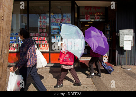 Rekord-Hitze in Chinatown. Frauen benutzen Sonnenschirme für Schatten. Los Angeles, Kalifornien Stockfoto