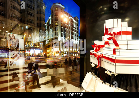 Fenster angezeigt, in der Gran Via Straße zur Weihnachtszeit. Madrid. Spanien Stockfoto