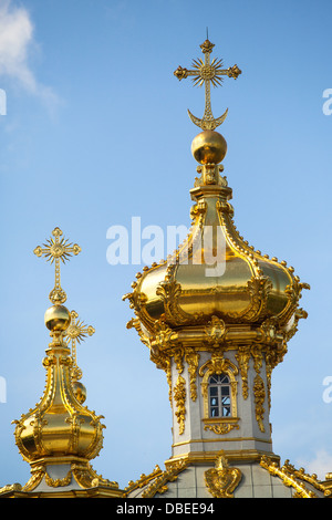 Nahaufnahme der goldenen Kuppel im Sommergarten - Peterhof, Russland. Stockfoto