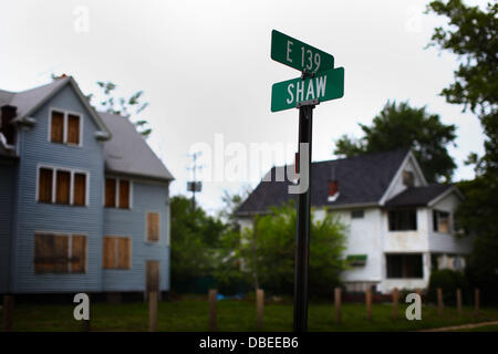 23. Juli 2013 - Cleveland, Ohio, USA - einer der drei Stellen hinter dem weißen Haus (R) 139 Oststraße in East Cleveland, Ohio fand auf. Der Vater der ein 18-j hrige Mädchen, vermisst, auf dem Heimweg von einem Ferienjob Anfang dieses Monats, bezeichnete den schrecklichen Moment, erfuhr er, dass seine Tochter ermordet worden war. Van Terry und seine Familie hatten übergeben worden, Flieger zu versuchen, Shirellda Helen Terry, als er ihren Körper erfuhr war eine von drei auf Samstag, 27. Juli 2013 gefunden. Andere Opfer Angela Deskins 38 und 28 Jahre alten Shetisha Sheeley, hatte auch durch Aut identifiziert Stockfoto