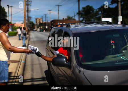 23. Juli 2013 - Cleveland, Ohio, USA - A Familienmitglied Hände Flieger in der Nähe des Shireloda Helen Terry 10.Juli fehlt ging, sie verließ Arbeit entlang St Clair Boulevard in der Nähe von 146 St in Cleveland, Ohio. Die Familie setzt sich täglich und Hände Flyer gehofft, jemand habe Informationen über ihre Tochter. Van Terry und seine Familie hatten übergeben worden, Flieger zu versuchen, Shirellda Helen Terry, als er ihren Körper erfuhr war eine von drei auf Samstag, 27. Juli 2013 gefunden. Andere Opfer Angela Deskins 38 und 28 Jahre alten Shetisha Sheeley, worden auch identifiziert von den Behörden als regi Stockfoto