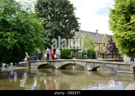 Alten Fußgänger Steinbrücke über den Fluss Windrush, Bourton-on-the-Water, Gloucestershire, England, Vereinigtes Königreich Stockfoto