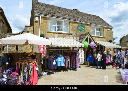 Die Kastanie-Galerie, High Street, Bourton-on-the-Water, Gloucestershire, England, Vereinigtes Königreich Stockfoto