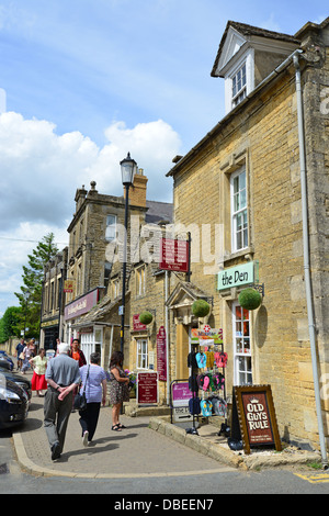 High Street, Bourton-on-the-Water, Gloucestershire, England, Vereinigtes Königreich Stockfoto