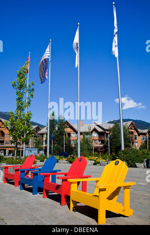 Vier bunte Cape Cod/Adirondak-Stühle in den Resort Whistler Stockfoto