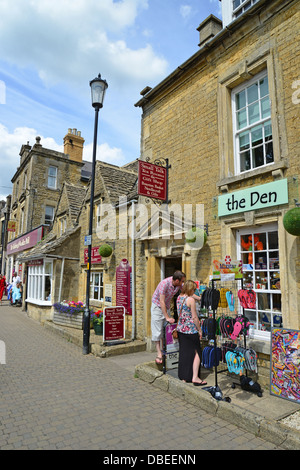 High Street, Bourton-on-the-Water, Gloucestershire, England, Vereinigtes Königreich Stockfoto