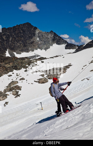 Zwei Snowboarder auf eine Tee-Bar am Blackcomb Mountain im Hochsommer Stockfoto