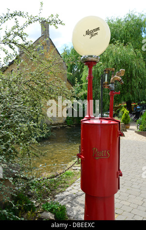 Vintage Zapfsäule, das Cotswold Motoring Museum, The Old Mill, Bourton-on-the-Water, Gloucestershire, England, Vereinigtes Königreich Stockfoto