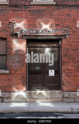 Eingangstür in einem alten Industriegebäude in Montreal, Provinz Quebec, Kanada. Stockfoto