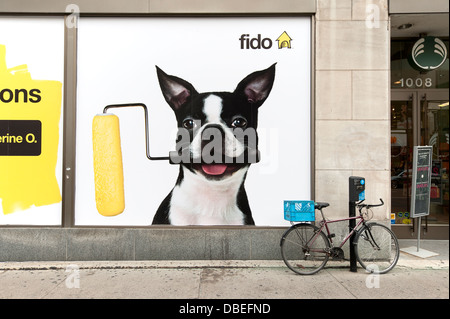 Werbung für Fido Mobiltelefone in einem Schaufenster. Stockfoto