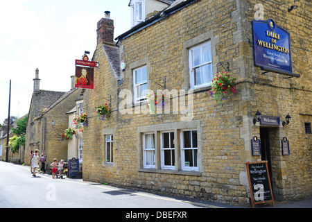 Duke of Wellington Inn, Sherborne Street, Bourton-on-the-Water, Gloucestershire, England, Vereinigtes Königreich Stockfoto