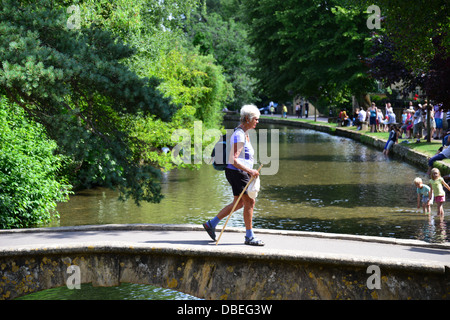 Stein-Fußgängerbrücke über River Windrush, Bourton-on-the-Water, Gloucestershire, England, Vereinigtes Königreich Stockfoto