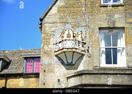 Vintage Lampe Zeichen, The Old New Inn, Rissington Road, Bourton-on-the-Water, Gloucestershire, England, Vereinigtes Königreich Stockfoto