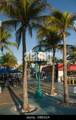 ÖFFENTLICHE UHR TIMES SQUARE FUßGÄNGER MALL FORT MYERS BEACH FLORIDA USA Stockfoto