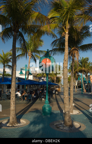 ÖFFENTLICHE UHR TIMES SQUARE FUßGÄNGER MALL FORT MYERS BEACH FLORIDA USA Stockfoto