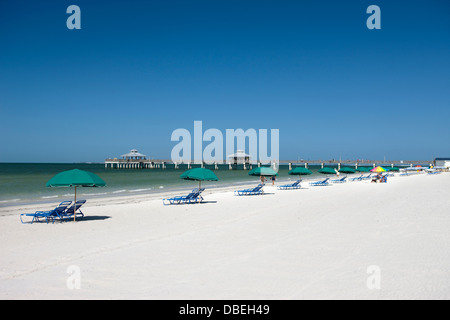 STRAND UMBELLAS FORT MYERS BEACH ESTERO ISLAND GOLF-KÜSTE FLORIDA USA Stockfoto