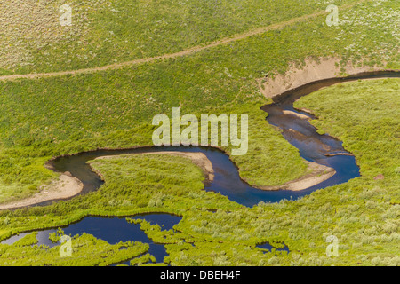 Blick auf den Bergfluss von oben. Stockfoto