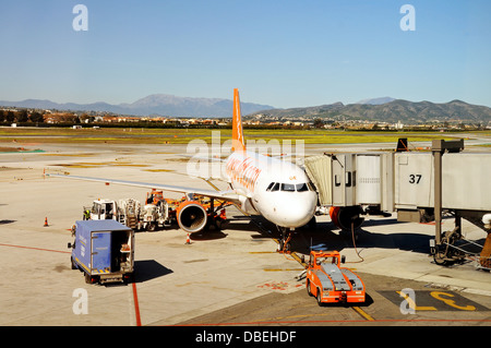 EasyJet Airbus A319 verbunden zu einem Airbridge Malaga Flughafen, Malaga, Andalusien, Spanien, Westeuropa. Stockfoto