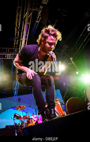 29. Juli 2013 - Leadsänger Toronto, Ontario, Kanada - DAN REYNOLDS der amerikanischen Indie-Rock-Band "Imagine Dragons" auf der Bühne im Molson Amphitheatre in Toronto. (Kredit-Bild: © Igor Vidyashev/ZUMAPRESS.com) Stockfoto