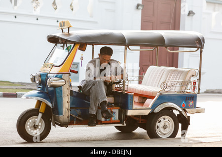 Tuk-Tuk Fahrzeug mit Fahrer in Bangkok urban Stockfoto