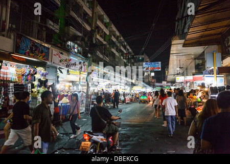 Die beliebtesten Nachtmarkt in "Sukhumvit Road" - Bangkok Stockfoto