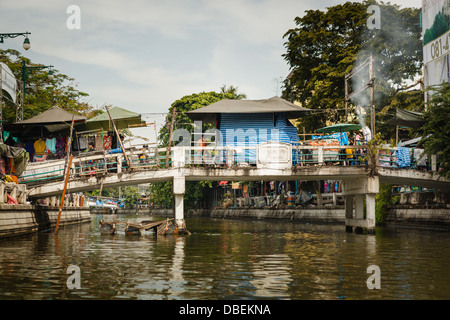 Slum auf schmutzigen Kanal in Bangkok, Thailand Stockfoto