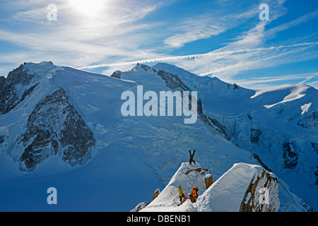 Europa, Frankreich, Französische Alpen, Haute-Savoie, Chamonix, Kletterer unter dem Gipfel des Mont Blanc Stockfoto